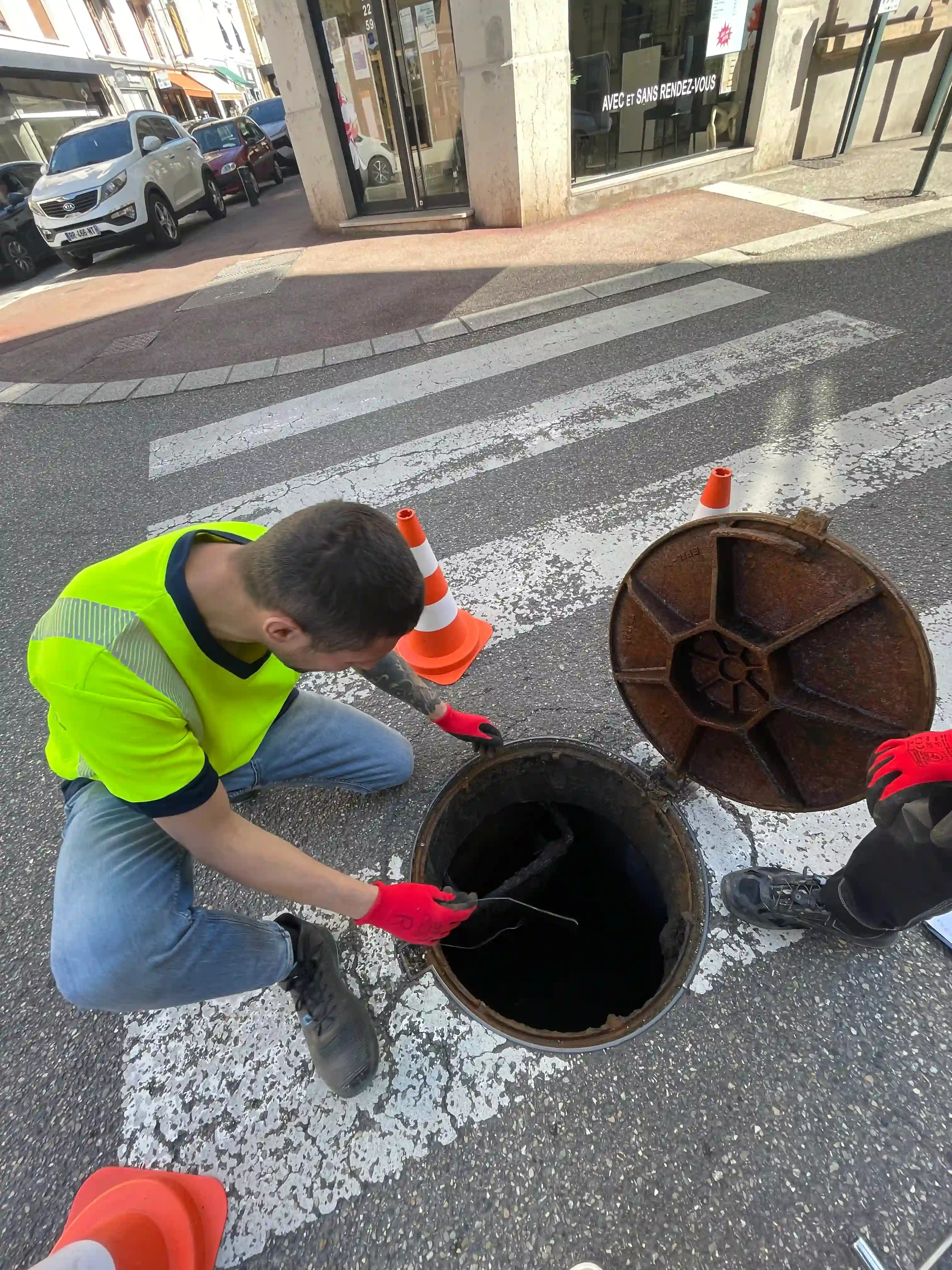Ouverture d'un regard d'égout sur la voirie