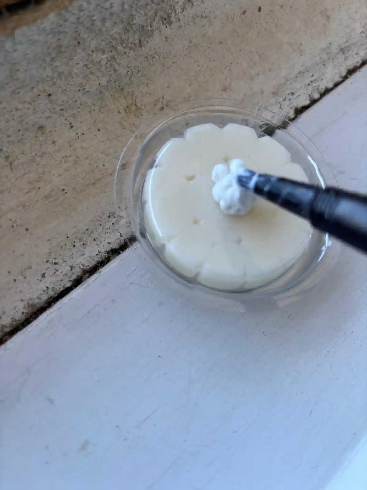 Application du gel Bird Free dans une coupelle