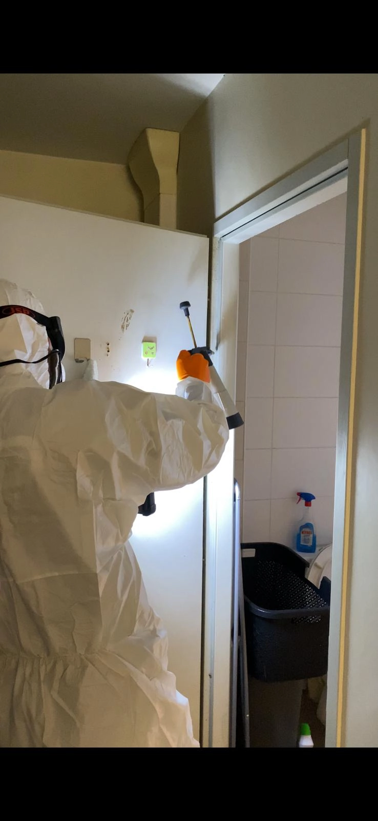 Technicien en combinaison pulvérisant