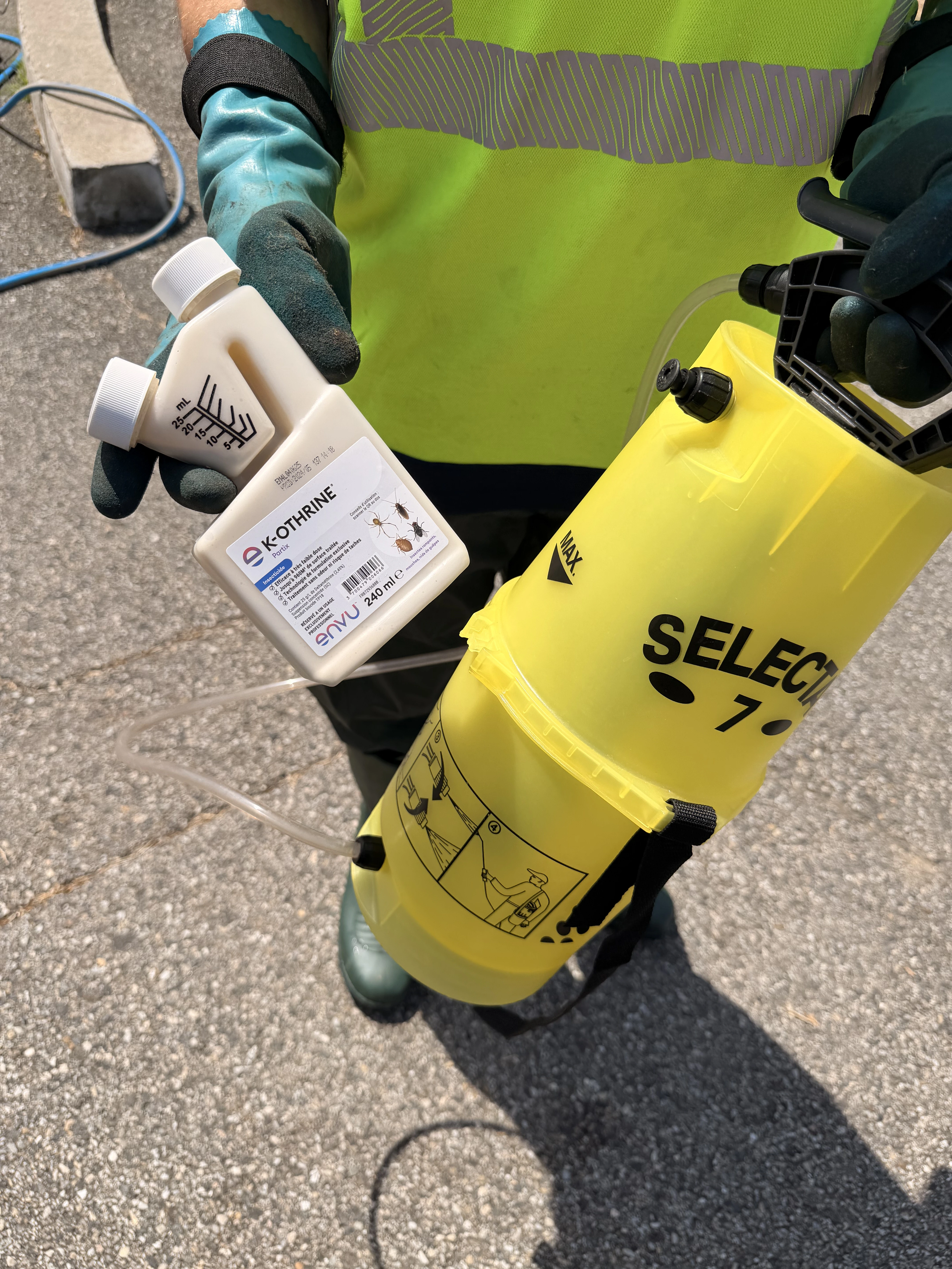 Technicien préparant un traitement insecticide ciblé K-Othrine à Bourg-de-Péage