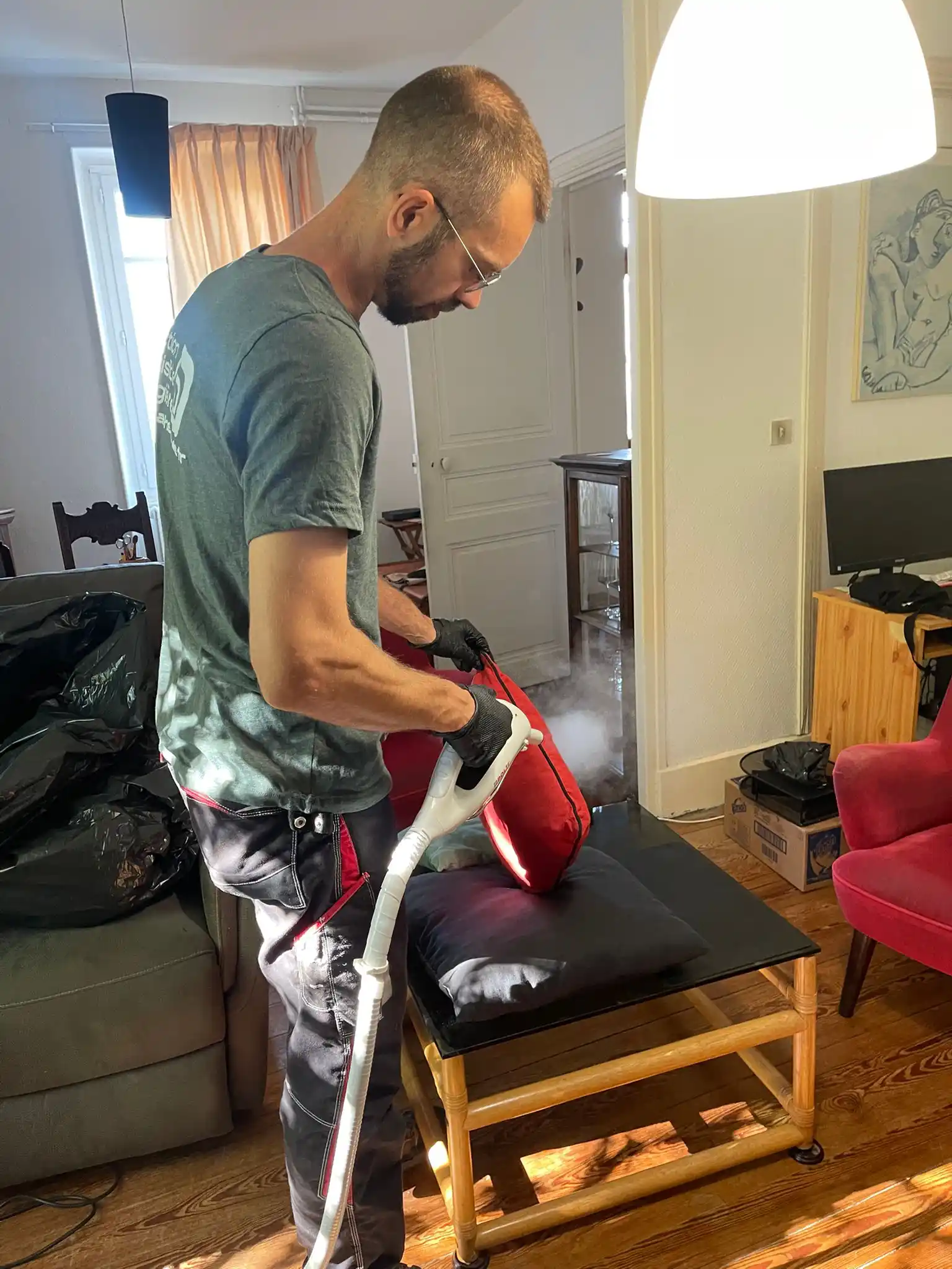 Traitement thermique par vapeur sèche d'un matelas contre les punaises à Bourg-de-Péage