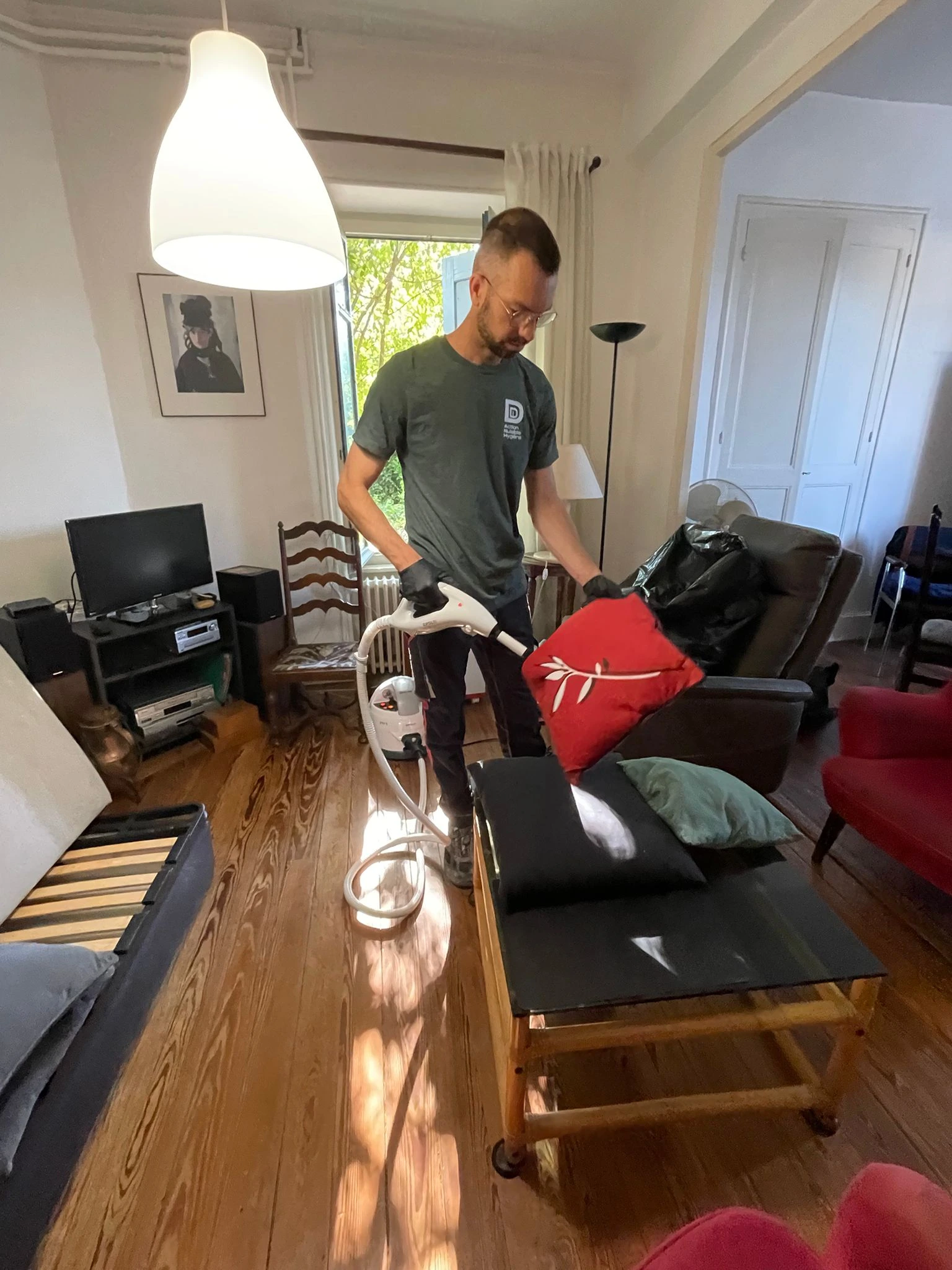 Technicien inspectant et traitant le mobilier à la vapeur sèche contre les punaises de lit