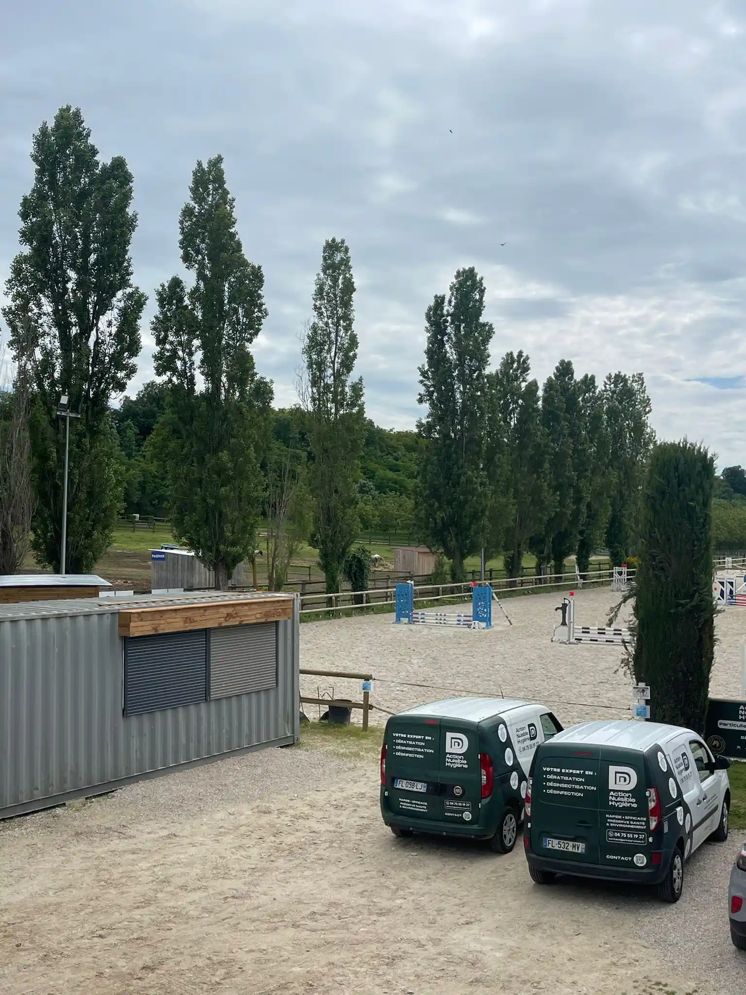 Flotte de véhicules ANH Services stationnée dans la cour d'un grand haras