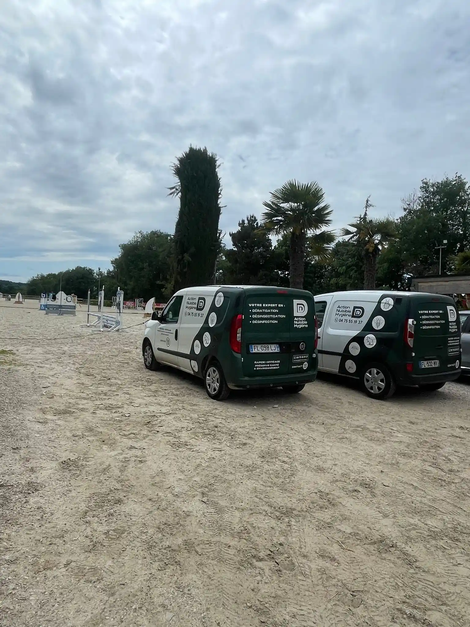 Véhicules ANH Services en centre équestre